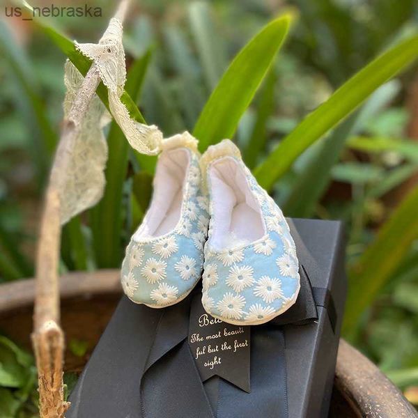 dollbling pure color walking shoes lace flowers small dewdrop orchid comfortable soft bottom open shoe female baby prewalker l230518
dollbling pure color walking shoes lace flowers small dewdrop orchid comfortable soft bottom open shoe female baby prewalker l230518