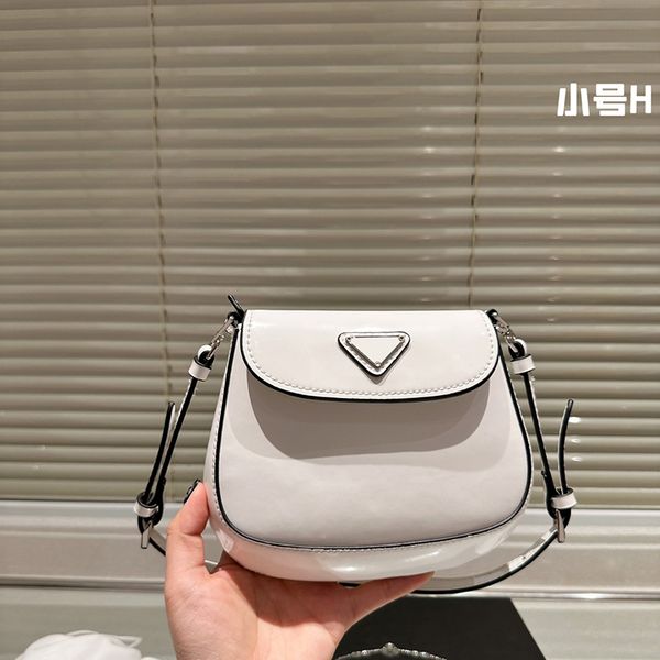 fashion designer shoulder bag mini retro crossbody luxury brand underarm saddle bag design commuter single shoulder crossbody
fashion designer shoulder bag mini retro crossbody luxury brand underarm saddle bag design commuter single shoulder crossbody