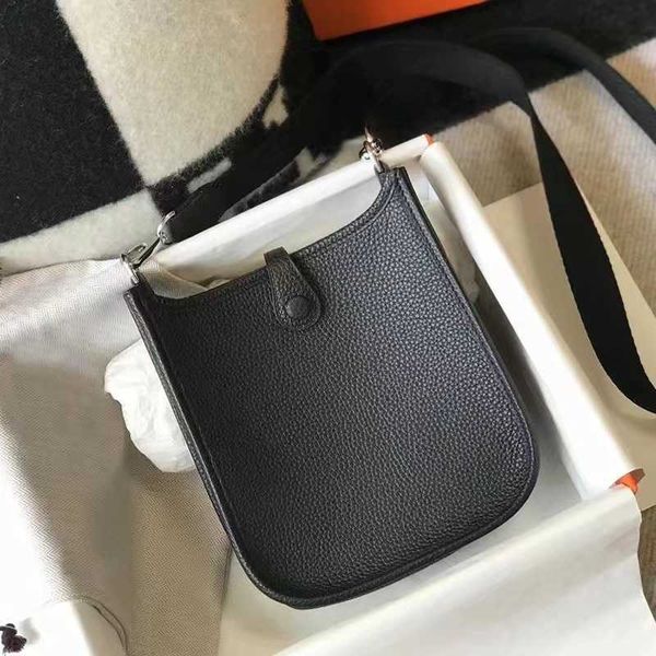 wallets designer woman hole bag famous trend brand the women fashion handbag small 2023 over luxury shoulder litchi pattern crossbody handba
wallets designer woman hole bag famous trend brand the women fashion handbag small 2023 over luxury shoulder litchi pattern crossbody handba