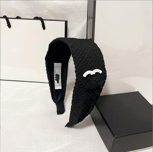 luxury designer letter plaid head bands wide hair band fashion for braid headbands woman jewelry personality gift, Silver
luxury designer letter plaid head bands wide hair band fashion for braid headbands woman jewelry personality gift, Silver
