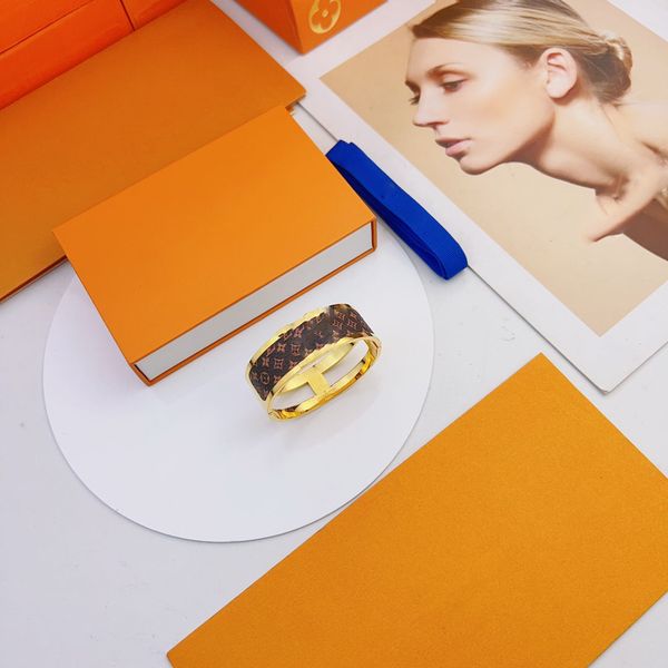 2023 fashion new designer bracelet luxury leather bracelet design unique retro avant-garde three-color optional no box, Golden;silver
2023 fashion new designer bracelet luxury leather bracelet design unique retro avant-garde three-color optional no box, Golden;silver