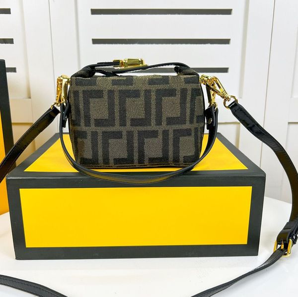 designer bag mens and womens fashion mini lunch box bag classic portable one shoulder bag multifunctional purse card bag temperament bag
designer bag mens and womens fashion mini lunch box bag classic portable one shoulder bag multifunctional purse card bag temperament bag