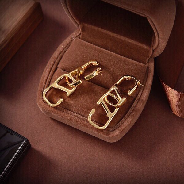 designer earring charm v logo brand fashion hoop jewelry stud earing women luxury metal crystal pearl earring jeweler women's gifts oai, Golden
designer earring charm v logo brand fashion hoop jewelry stud earing women luxury metal crystal pearl earring jeweler women's gifts oai, Golden