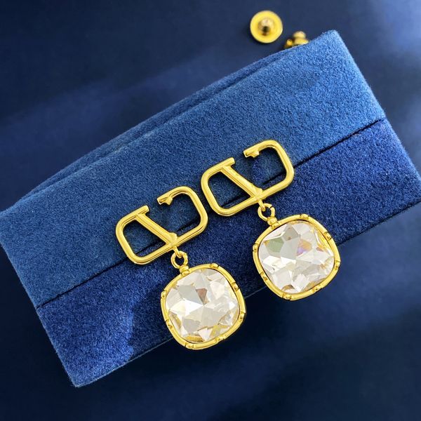 designer earring charm v logo brand fashion hoop jewelry stud earing women luxury metal crystal pearl earring jeweler women's gifts oai, Golden
designer earring charm v logo brand fashion hoop jewelry stud earing women luxury metal crystal pearl earring jeweler women's gifts oai, Golden