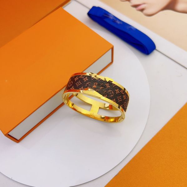 2023 fashion new designer bracelet luxury leather bracelet design unique retro avant-garde three-color optional no box, Golden;silver
2023 fashion new designer bracelet luxury leather bracelet design unique retro avant-garde three-color optional no box, Golden;silver