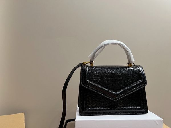fashionable crocodile pattern shoulder bag with large capacity women's flip bag, heart shaped metal logo, designer buckle opening luxur
fashionable crocodile pattern shoulder bag with large capacity women's flip bag, heart shaped metal logo, designer buckle opening luxur