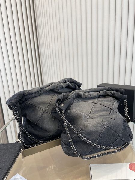 2023 selling large brand shopping bags, large capacity portable shoulder bags, fashionable and versatile women's bags
2023 selling large brand shopping bags, large capacity portable shoulder bags, fashionable and versatile women's bags