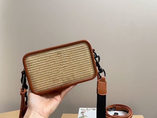mj shoulder bag fashion woven camera bag women's grass woven small square bag metal logo designer zipper opening luxury bag id royalfas
mj shoulder bag fashion woven camera bag women's grass woven small square bag metal logo designer zipper opening luxury bag id royalfas