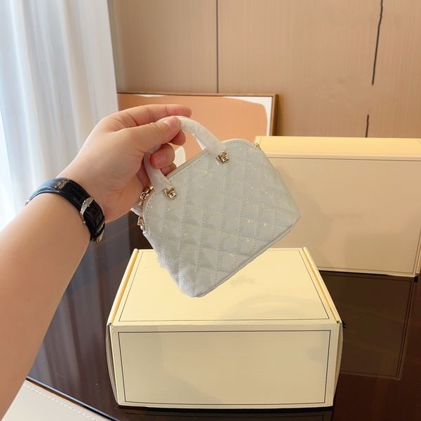the 23ss patent leather shell of the tote bag, the designer bag can be carried by hand, which is retro, exquisite, good-looking, and fashion
the 23ss patent leather shell of the tote bag, the designer bag can be carried by hand, which is retro, exquisite, good-looking, and fashion