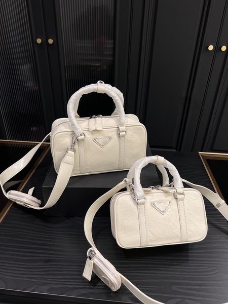 1: 1. fashion tote bowling headband layer cowhide vintage oil wax leather women's classic handbag metal triangle logo zipper opening lu
1: 1. fashion tote bowling headband layer cowhide vintage oil wax leather women's classic handbag metal triangle logo zipper opening lu