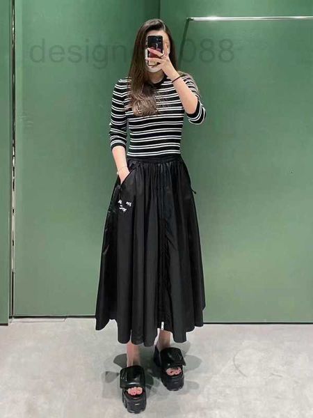 skirts designer 2023ss spring/summer new half skirt rubber label printed nylon elastic waist high a-line large swing long dress for women 75, Black
skirts designer 2023ss spring/summer new half skirt rubber label printed nylon elastic waist high a-line large swing long dress for women 75, Black