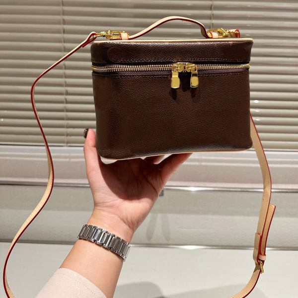trunk cosmetic bag designer bags brand bag tote 2023 luxurys chains handbag fashion shoulder bag women letter purse phone wallet zipper
trunk cosmetic bag designer bags brand bag tote 2023 luxurys chains handbag fashion shoulder bag women letter purse phone wallet zipper