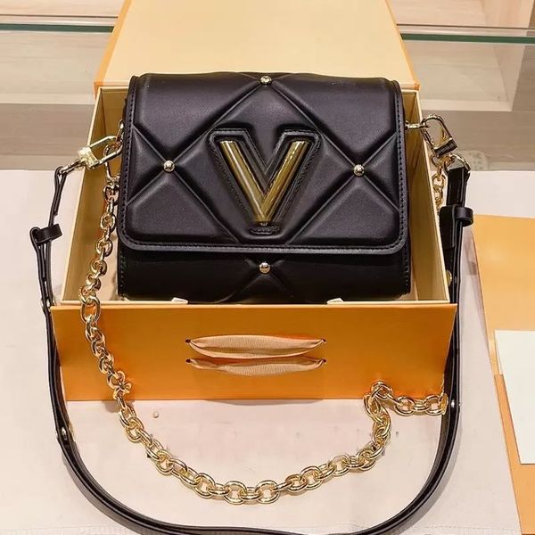 2023 twist handbag chain crossbody bag flap shoulder bags detchable adjustable leather strap rivet decor inside flat pocket puffer women han, Black;red
2023 twist handbag chain crossbody bag flap shoulder bags detchable adjustable leather strap rivet decor inside flat pocket puffer women han, Black;red