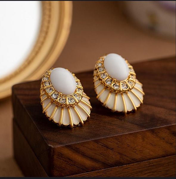 medieval pearl shell earrings female niche design retro style earrings vintage french light luxury women earrings e07, Golden;silver
medieval pearl shell earrings female niche design retro style earrings vintage french light luxury women earrings e07, Golden;silver