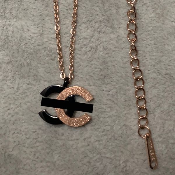 luxury designer letter pendant choker necklace elegant love 18k gold silver rose black 316l stainless steel c logo engrave chain fashion jew
luxury designer letter pendant choker necklace elegant love 18k gold silver rose black 316l stainless steel c logo engrave chain fashion jew