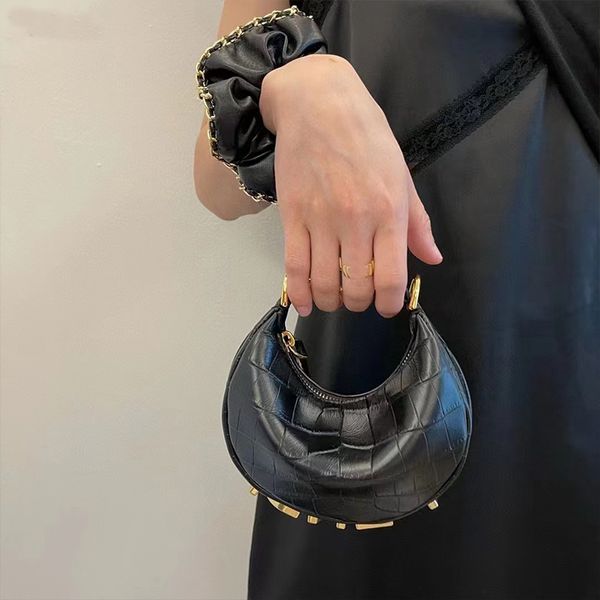 half-moon shaped mini bag crossbody shoulder bags canvas zipper closure crescent handbag vintage axillaty purse retro chain designer bag
half-moon shaped mini bag crossbody shoulder bags canvas zipper closure crescent handbag vintage axillaty purse retro chain designer bag