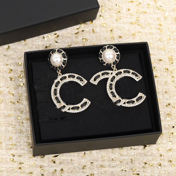 2023 luxury quality charm drop earring large size with diamond and nature shell beads black genuine leather have box stamp ps7037b, Golden
2023 luxury quality charm drop earring large size with diamond and nature shell beads black genuine leather have box stamp ps7037b, Golden
