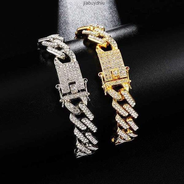 2023 iced out rhombus 15mm cuban curb link chain bracelet gold silver color for fashion men women jewelry
2023 iced out rhombus 15mm cuban curb link chain bracelet gold silver color for fashion men women jewelry