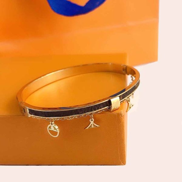 new style bracelets women bangle designer letter jewelry faux leather 18k gold plated stainless steel wristband cuff fashion jewelry accesso, Black
new style bracelets women bangle designer letter jewelry faux leather 18k gold plated stainless steel wristband cuff fashion jewelry accesso, Black