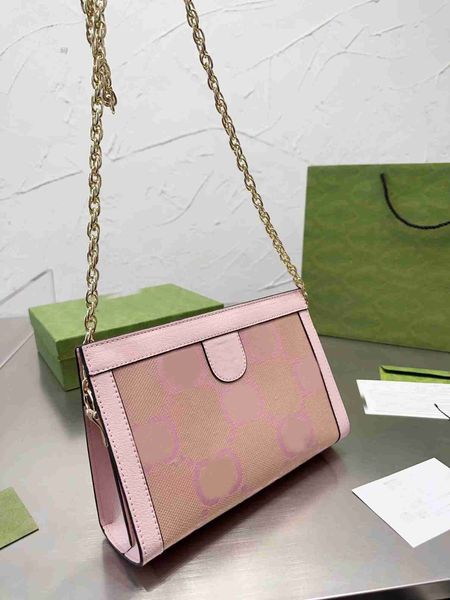 the latest series of clip bag shoulder designer matched with original ebony leather matching chain and excellent upper body effect
the latest series of clip bag shoulder designer matched with original ebony leather matching chain and excellent upper body effect