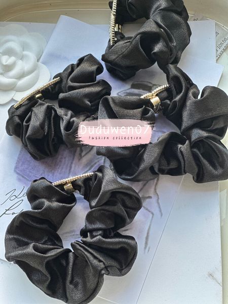2023 fashion pearl mixed stone hair rubber band metal c hairtie classical scrunchies luxuryed accessries with parper card, Pink
2023 fashion pearl mixed stone hair rubber band metal c hairtie classical scrunchies luxuryed accessries with parper card, Pink