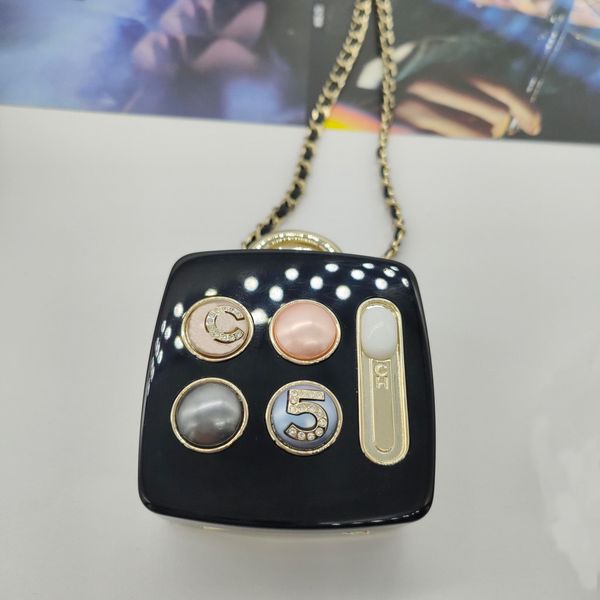 2023 luxury quality charm handbag shape pendant sweater necklace with black genuine leather in 18k gold plated have box stamp ps7030b, Golden
2023 luxury quality charm handbag shape pendant sweater necklace with black genuine leather in 18k gold plated have box stamp ps7030b, Golden