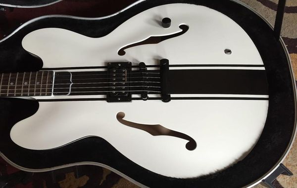 rare es 333 tom delonge signature semi hollow body white black stripe jazz electric guitar black body binding single pickup blac7137613
rare es 333 tom delonge signature semi hollow body white black stripe jazz electric guitar black body binding single pickup blac7137613