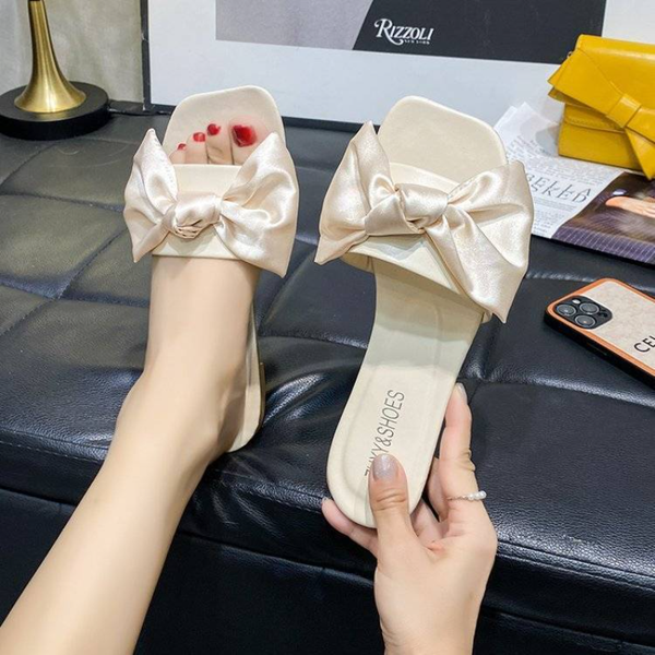 slippers female outside wear 2023 summer new beach one word flip-flops korean version popular comfortable flat slippers ladies, Black
slippers female outside wear 2023 summer new beach one word flip-flops korean version popular comfortable flat slippers ladies, Black