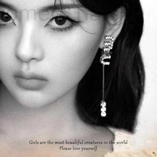 charm designer star's same water diamond long letter earrings, light luxury, small and popular female earrings, Golden
charm designer star's same water diamond long letter earrings, light luxury, small and popular female earrings, Golden