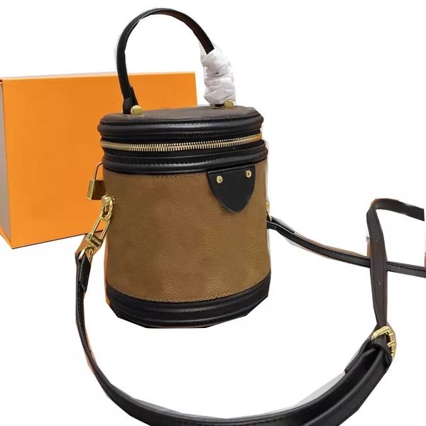 2023 crossbody bag cosmetic case barrel shape handbag handle tote clutch bags classic letter reversed coated canvas cross body purse detchab, Black;red
2023 crossbody bag cosmetic case barrel shape handbag handle tote clutch bags classic letter reversed coated canvas cross body purse detchab, Black;red