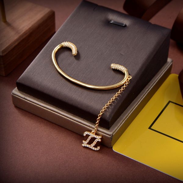 pendant designer earrings, stylish brand women's earrings, suitable for weddings, parties, birthdays, jewelry gift boxes, Golden;silver
pendant designer earrings, stylish brand women's earrings, suitable for weddings, parties, birthdays, jewelry gift boxes, Golden;silver