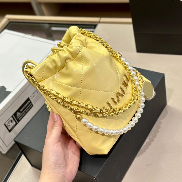 23ss womens designer oil wax leather 22 shopping shoulder bags classic mini bracelet chain hand tote round leather strap gold metal hardware
23ss womens designer oil wax leather 22 shopping shoulder bags classic mini bracelet chain hand tote round leather strap gold metal hardware