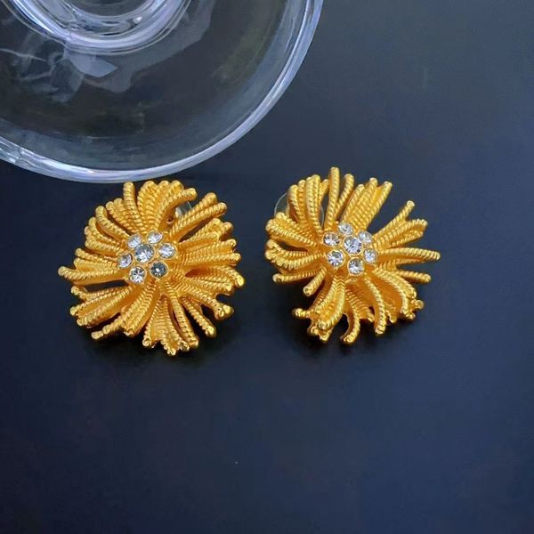 medieval new irregular gold ear studs fireworks earrings exaggerated design flower shining diamond earrings e3889, Golden;silver
medieval new irregular gold ear studs fireworks earrings exaggerated design flower shining diamond earrings e3889, Golden;silver