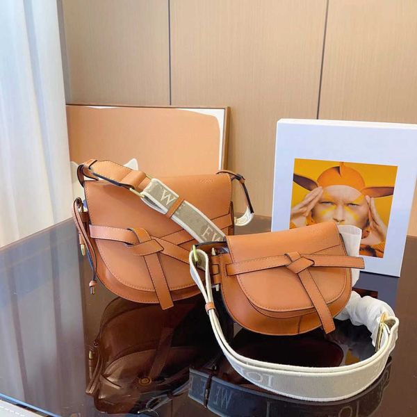 cowhide stylish saddles bag bow tie wide shoulder strap large capacity crossbody bag summer essential women's shoulder bag
cowhide stylish saddles bag bow tie wide shoulder strap large capacity crossbody bag summer essential women's shoulder bag