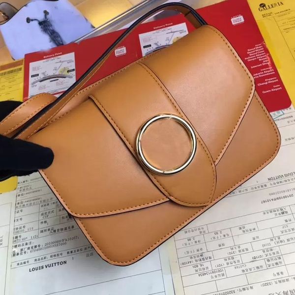 2023 flap bag woman shoulder handbag purse crossbody bags smooth calfskin leather classic letter circle adjustable strap's buckle magne, Black;red
2023 flap bag woman shoulder handbag purse crossbody bags smooth calfskin leather classic letter circle adjustable strap's buckle magne, Black;red