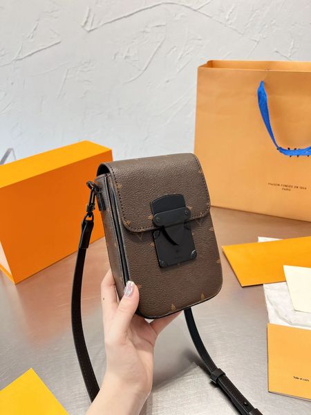 m81524 v-lock vertical wearable wallet designer crossbody bag for women men brand mini purse with chain single shoulder card coin holder lad
m81524 v-lock vertical wearable wallet designer crossbody bag for women men brand mini purse with chain single shoulder card coin holder lad