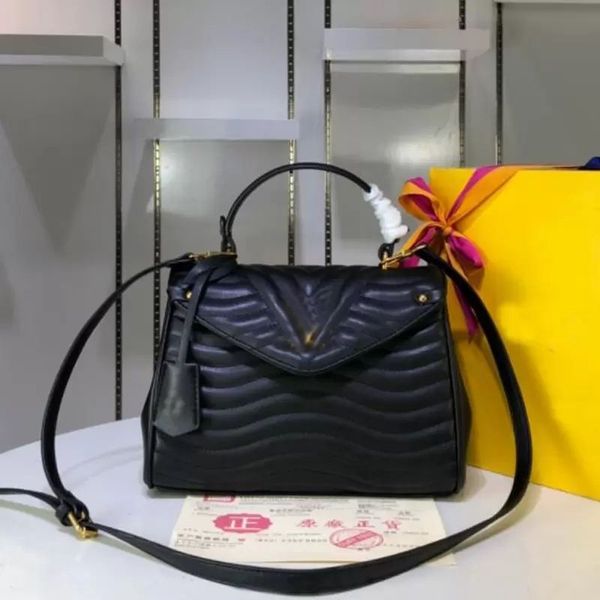 2023 handbag wave handle tote bag crossbody bags genuine leather fashion metal letter detchable adjustable shoulder strap stitching flap han, Black;red
2023 handbag wave handle tote bag crossbody bags genuine leather fashion metal letter detchable adjustable shoulder strap stitching flap han, Black;red