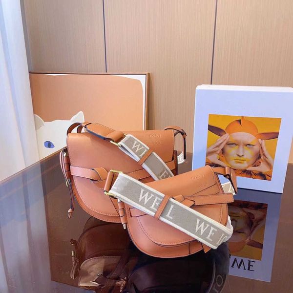 designer saddles bag women's shoulder handbag cowhide fashion semicircular bow clamshell vintage wallet embroidered wide strap crossbod
designer saddles bag women's shoulder handbag cowhide fashion semicircular bow clamshell vintage wallet embroidered wide strap crossbod