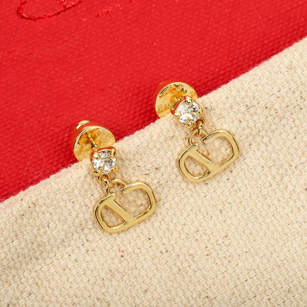 designer earring v logo brand stud charm pearl earing women fashion hoop jewelry luxury metal earring jeweler women's gifts mzh, Golden;silver
designer earring v logo brand stud charm pearl earing women fashion hoop jewelry luxury metal earring jeweler women's gifts mzh, Golden;silver