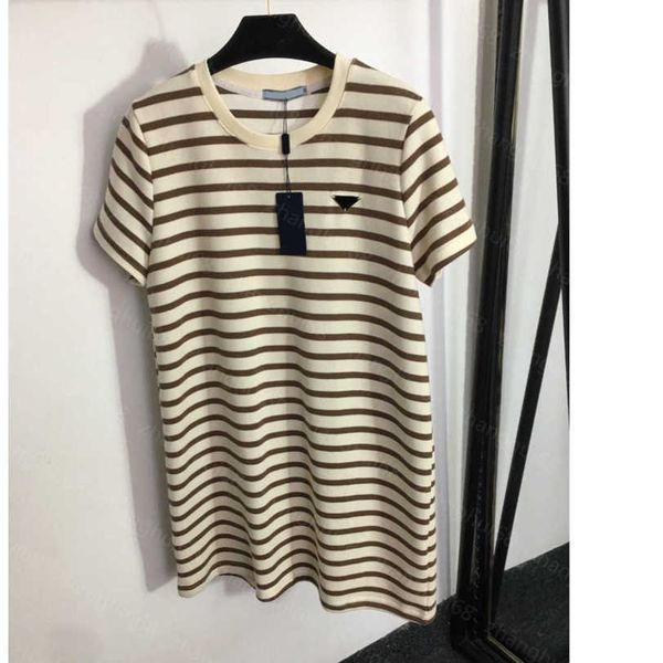 23ss womens designer clothing summer dresses women dress letter triangle label color contrast striped loose short-sleeved dress womens cloth, Black;gray
23ss womens designer clothing summer dresses women dress letter triangle label color contrast striped loose short-sleeved dress womens cloth, Black;gray