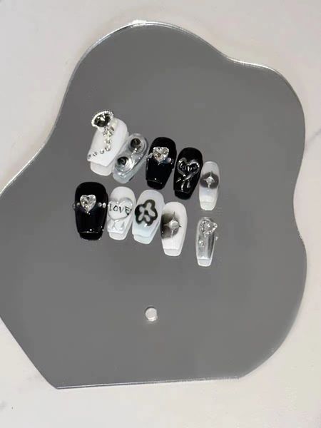 electrocardiogram wearable nail pure hand-painted y2k wear nail detachable black and white love fake nail clip nail art, Red;gold
electrocardiogram wearable nail pure hand-painted y2k wear nail detachable black and white love fake nail clip nail art, Red;gold
