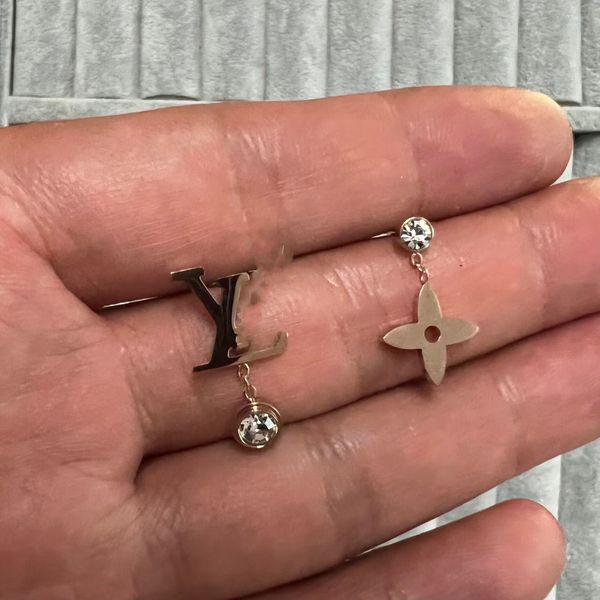 19mm*12mm tiny small girls original branded diamond flower stud 316l stainless steel 18k gold silver rose women letter engrave earrings wedd, Golden;silver
19mm*12mm tiny small girls original branded diamond flower stud 316l stainless steel 18k gold silver rose women letter engrave earrings wedd, Golden;silver