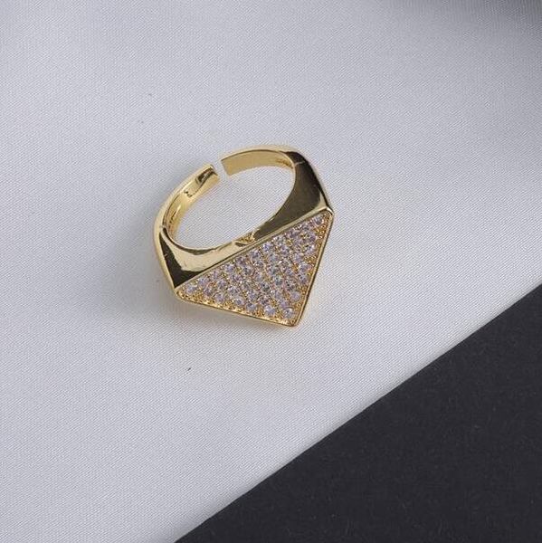 fashion gold silver plated band rings luxury designer diamond triangle ring hip hop jewelry bague couple anello for men women lovers gift je
fashion gold silver plated band rings luxury designer diamond triangle ring hip hop jewelry bague couple anello for men women lovers gift je