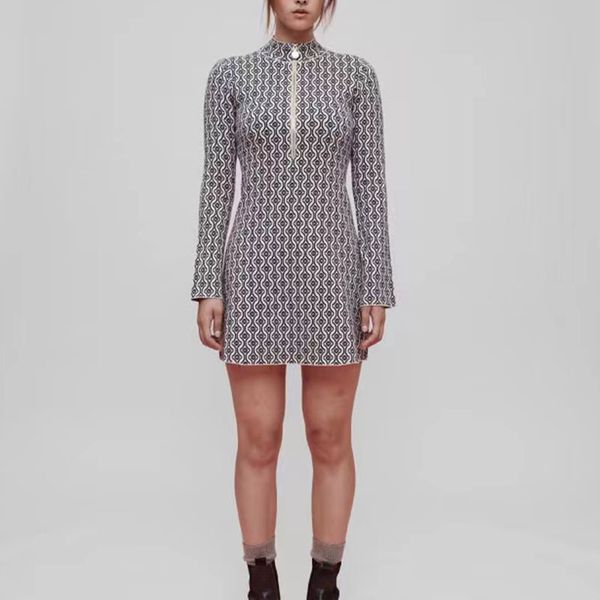 2023 luxury women designer clothing dress french niche retro jacquard knit dress with waistband and slim long sleeved short skirt, Black;gray
2023 luxury women designer clothing dress french niche retro jacquard knit dress with waistband and slim long sleeved short skirt, Black;gray