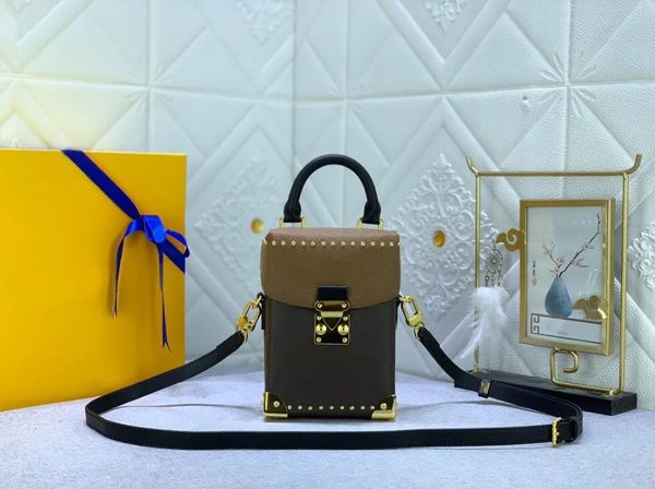 new trendy designer the camera box bag deluxe brand gold metal angle mini crossbody bag small tote men women cell phone wallet keys headphon
new trendy designer the camera box bag deluxe brand gold metal angle mini crossbody bag small tote men women cell phone wallet keys headphon