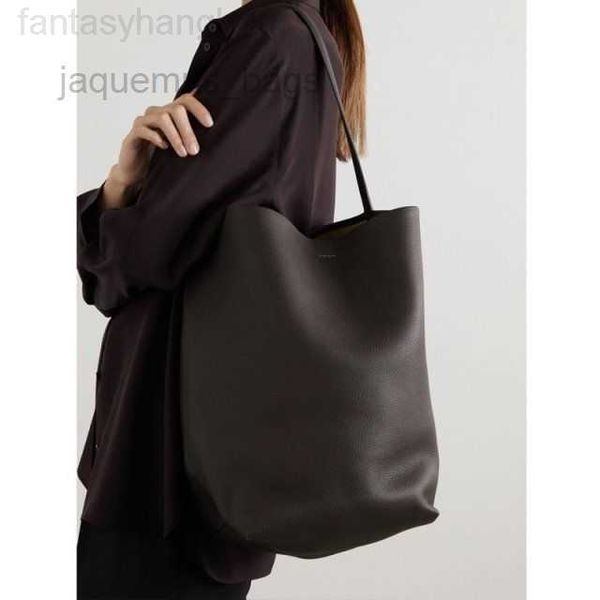 the row designer bags leather luxury female bags 2022 high capacity bucket portable one shoulder tote soft leather commuterclassic tote bag
the row designer bags leather luxury female bags 2022 high capacity bucket portable one shoulder tote soft leather commuterclassic tote bag