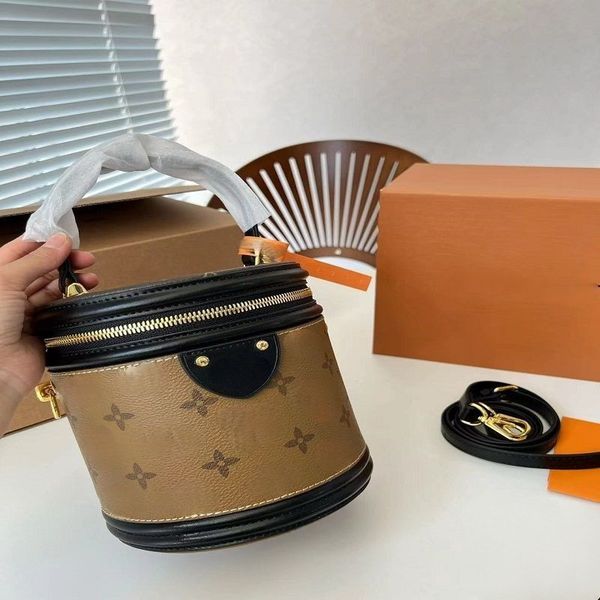 designer bag, fashion designer leather wallet, influencer same, cross-body bag, handbag, shoulder bag, mini wallet
designer bag, fashion designer leather wallet, influencer same, cross-body bag, handbag, shoulder bag, mini wallet