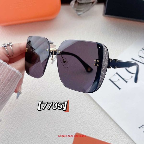 2023 h designer sunglass women eyeglasses outdoor shades pc frame fashion classic lady sun glasses mirrors for womens luxury sunglasses timb, White;black
2023 h designer sunglass women eyeglasses outdoor shades pc frame fashion classic lady sun glasses mirrors for womens luxury sunglasses timb, White;black
