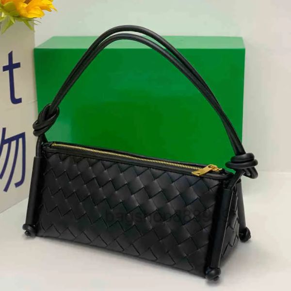 2023 new fashion crossbody bag triangle weaving underarm bag women designers baguette handbags shoulder bags classic leather messenger bags
2023 new fashion crossbody bag triangle weaving underarm bag women designers baguette handbags shoulder bags classic leather messenger bags
