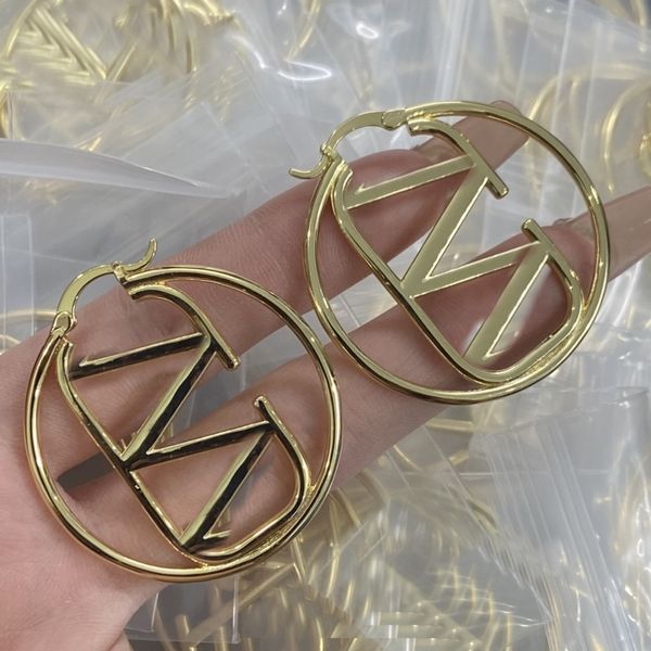 2023 high luxury letter v stud women designer europe america style studs fashion valentinosity couple personality earrings kh6h, Golden;silver
2023 high luxury letter v stud women designer europe america style studs fashion valentinosity couple personality earrings kh6h, Golden;silver